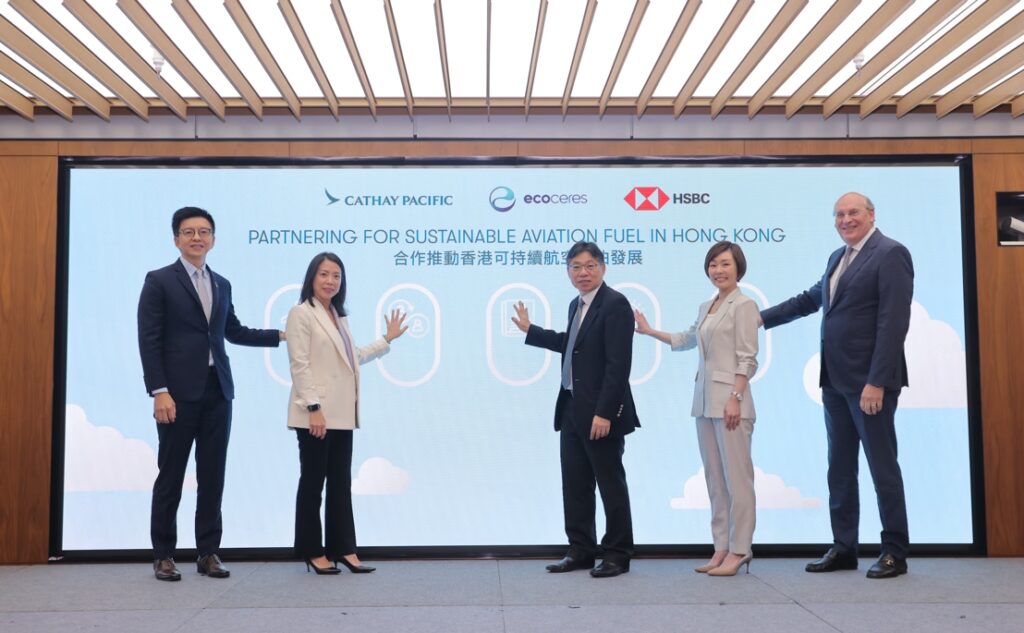 Pan Lam Sai-hung, tajemník pro dopravu a logistiku vlády Hong Kong SAR (uprostřed), paní Clara Chan, generální ředitelka Hong Kong Investment Corporation Limited (druhá zprava), paní Luanne Lim, generální ředitelka Hong Kong z HSBC (druhý zleva), pan Ronald Lam, generální ředitel Cathay Group (první zleva) a pan Matti Lievonen, výkonný předseda EcoCeres (první zprava) uspořádali ceremonii u příležitosti zahájení významné iniciativy podporovat používání udržitelného leteckého paliva (SAF) v Hongkongu. © Cathay Pacific