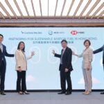 Pan Lam Sai-hung, tajemník pro dopravu a logistiku vlády Hong Kong SAR (uprostřed), paní Clara Chan, generální ředitelka Hong Kong Investment Corporation Limited (druhá zprava), paní Luanne Lim, generální ředitelka Hong Kong z HSBC (druhý zleva), pan Ronald Lam, generální ředitel Cathay Group (první zleva) a pan Matti Lievonen, výkonný předseda EcoCeres (první zprava) uspořádali ceremonii u příležitosti zahájení významné iniciativy podporovat používání udržitelného leteckého paliva (SAF) v Hongkongu. © Cathay Pacific